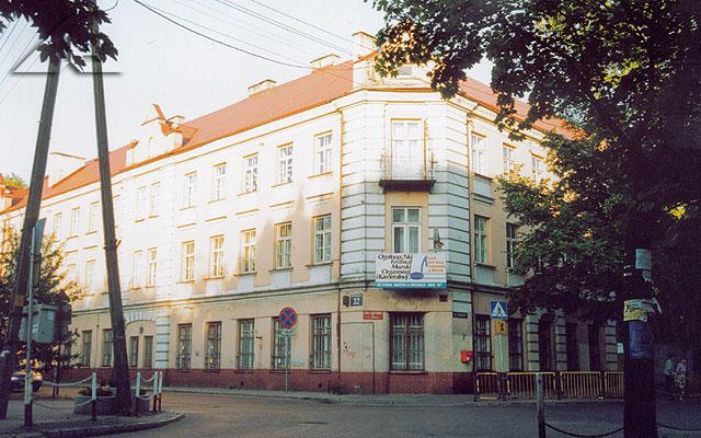 Legenda. Szko�a podstawowa nr 1. Miejsce kszta�cenia kilku pokole�.<br>Budynek ten mia� pierwotnie trzy pi�tra; w roku 1923 ostatni� kondygnacj� rozebrano podczas wakacji letnich<br>- z uwagi na bezpiecze�stwo konstrukcji obiektu.